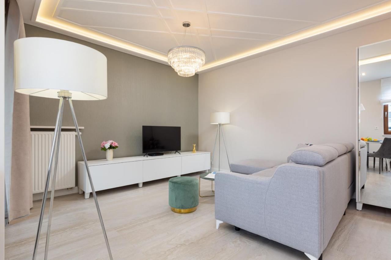 City Center Apartments Grzybowska With Parking By Noclegi Renters Warszawa Exteriör bild