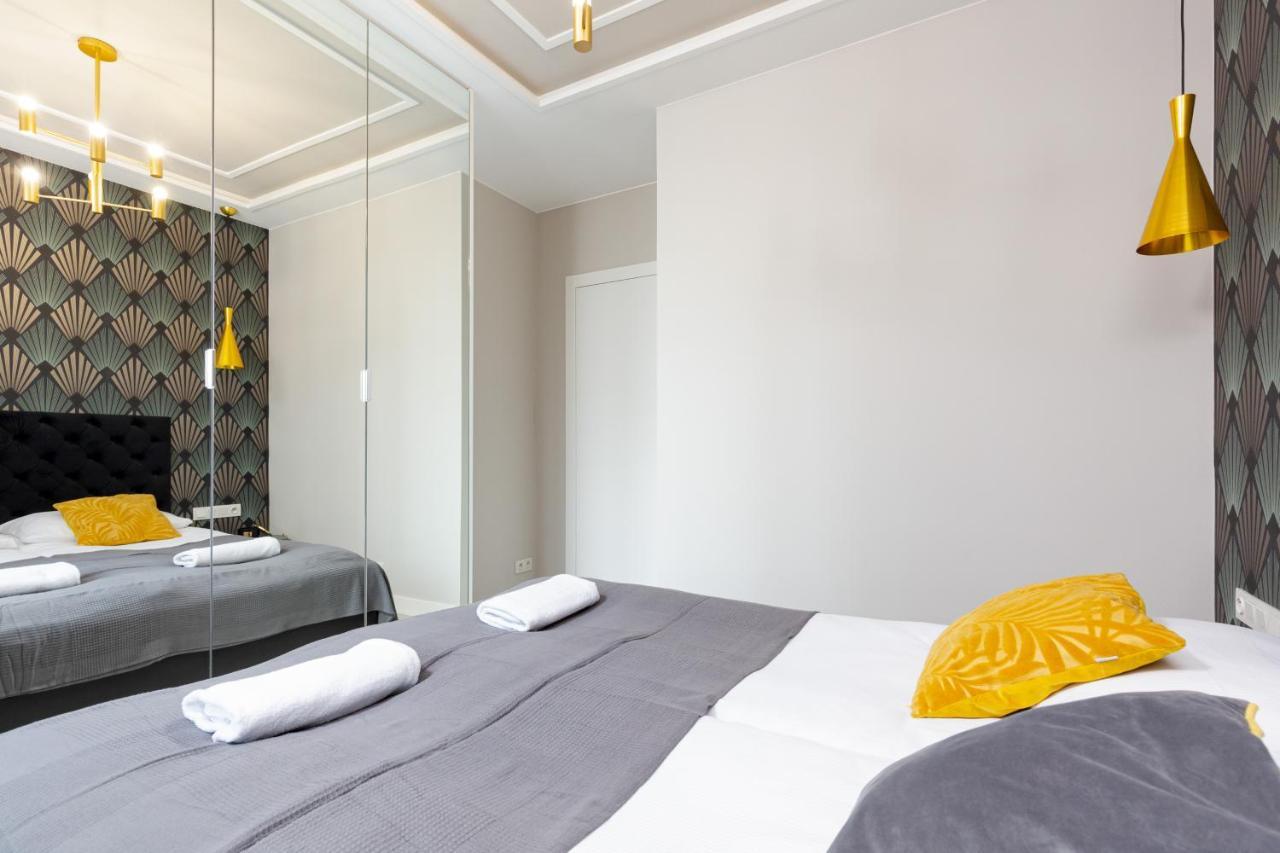 City Center Apartments Grzybowska With Parking By Noclegi Renters Warszawa Exteriör bild