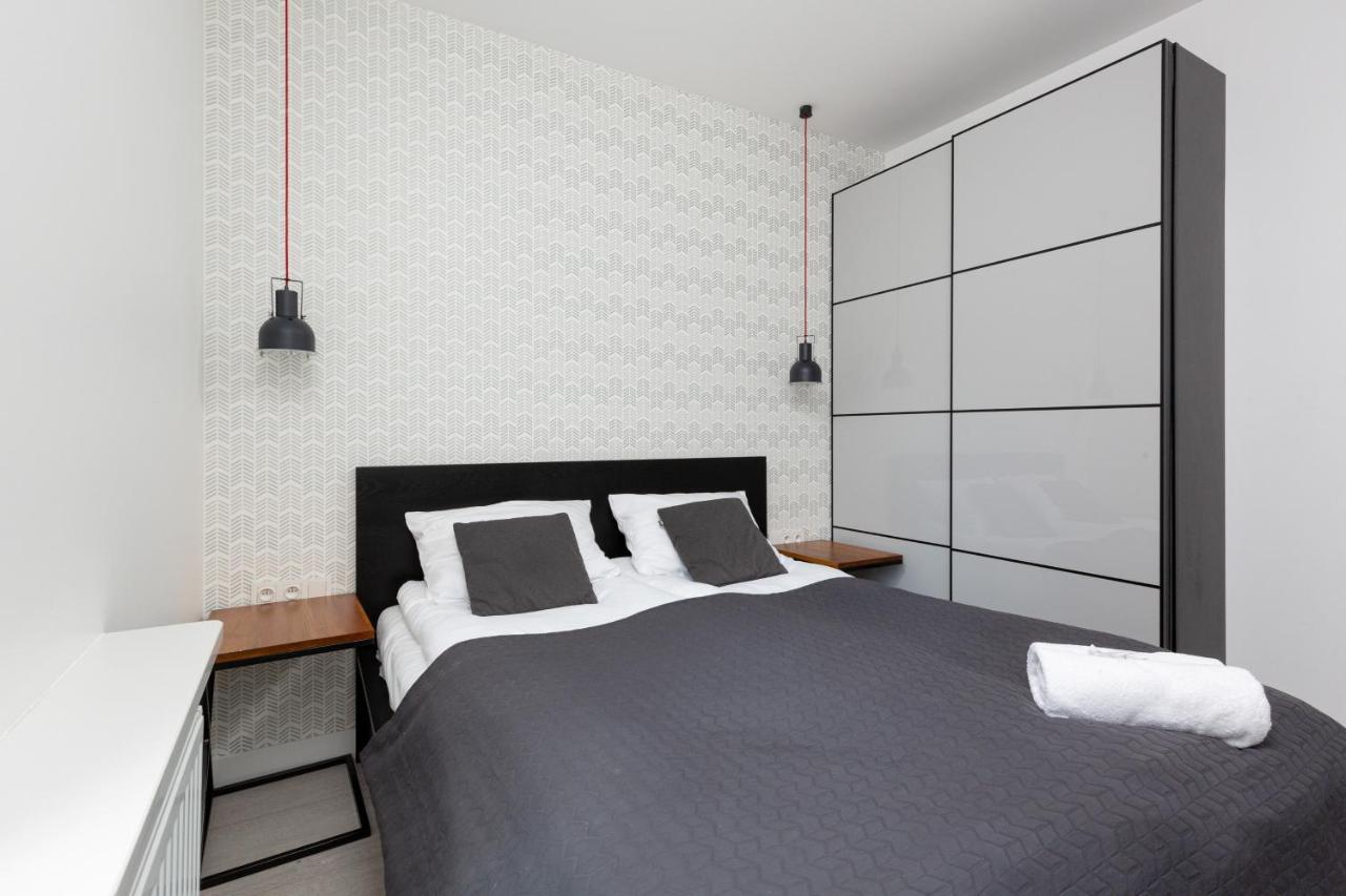 City Center Apartments Grzybowska With Parking By Noclegi Renters Warszawa Exteriör bild